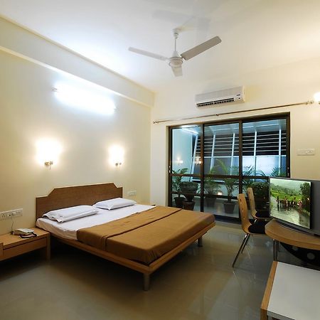 Hotel New Holiday Plaza Nashik Dış mekan fotoğraf
