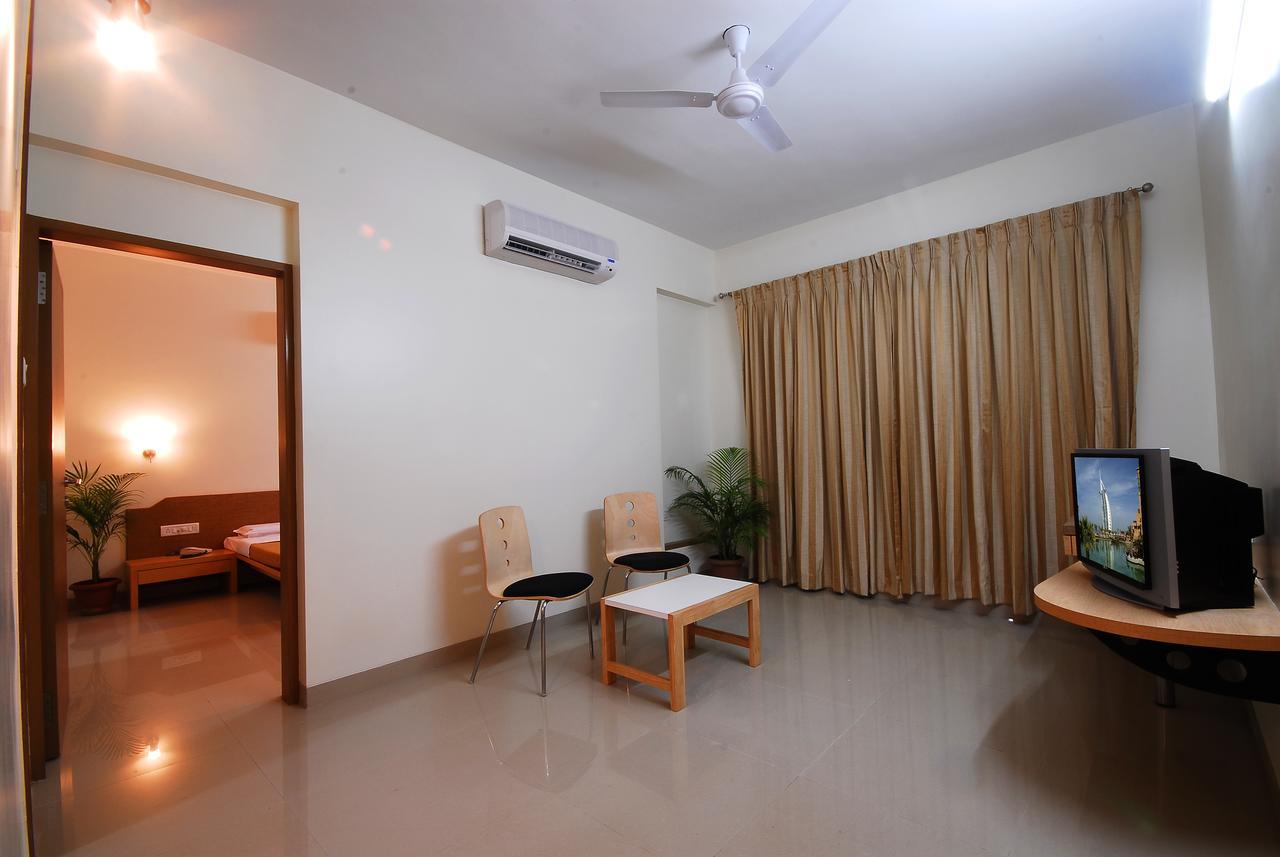Hotel New Holiday Plaza Nashik Dış mekan fotoğraf