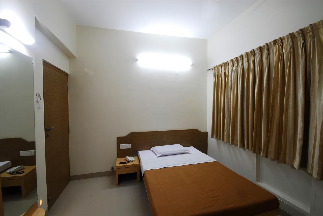 Hotel New Holiday Plaza Nashik Oda fotoğraf