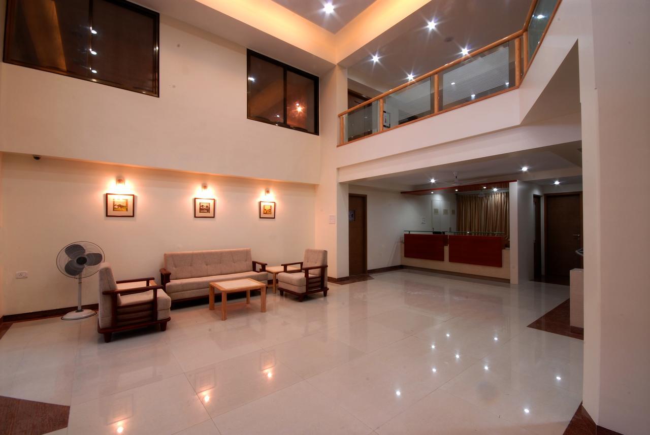 Hotel New Holiday Plaza Nashik Dış mekan fotoğraf