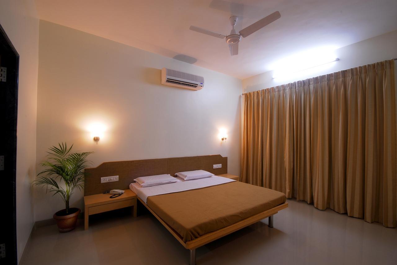 Hotel New Holiday Plaza Nashik Dış mekan fotoğraf