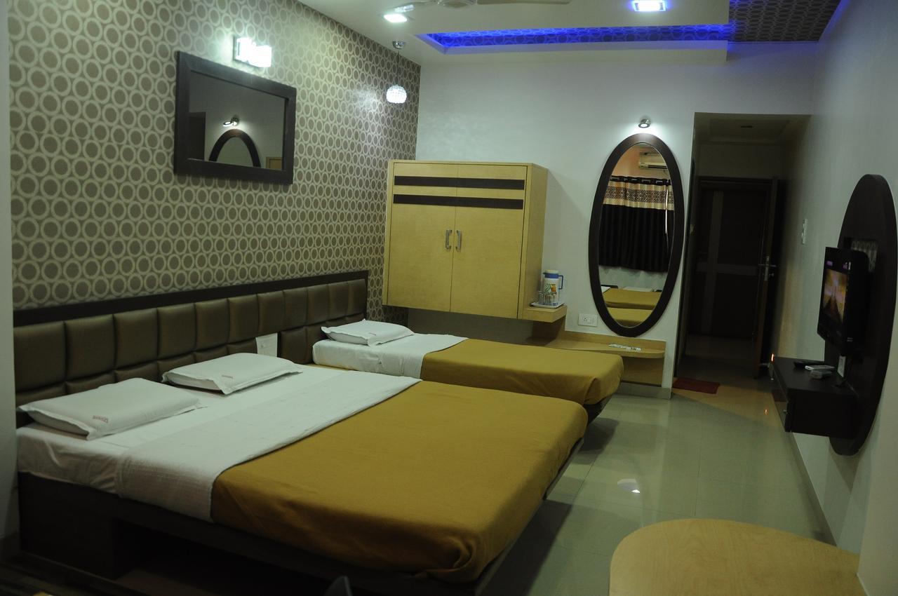 Hotel New Holiday Plaza Nashik Dış mekan fotoğraf