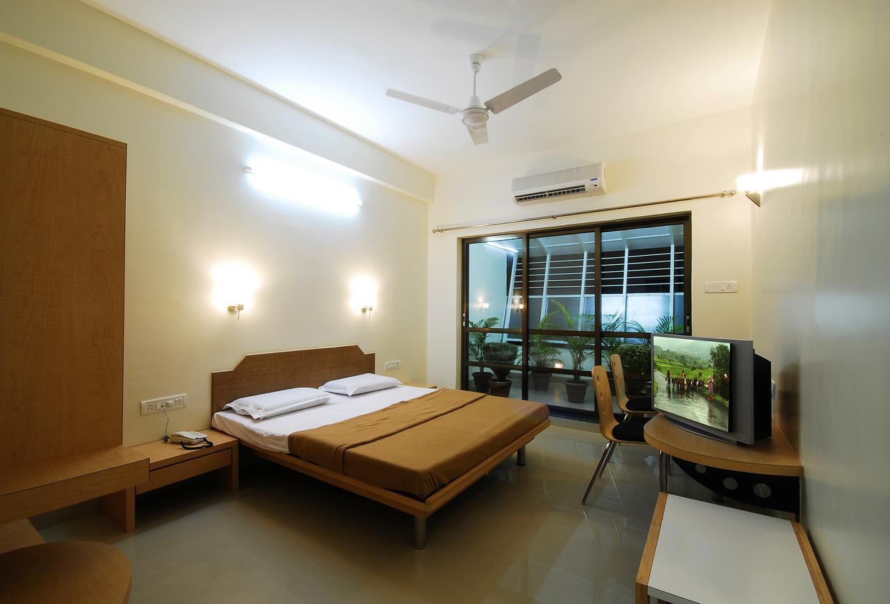 Hotel New Holiday Plaza Nashik Dış mekan fotoğraf