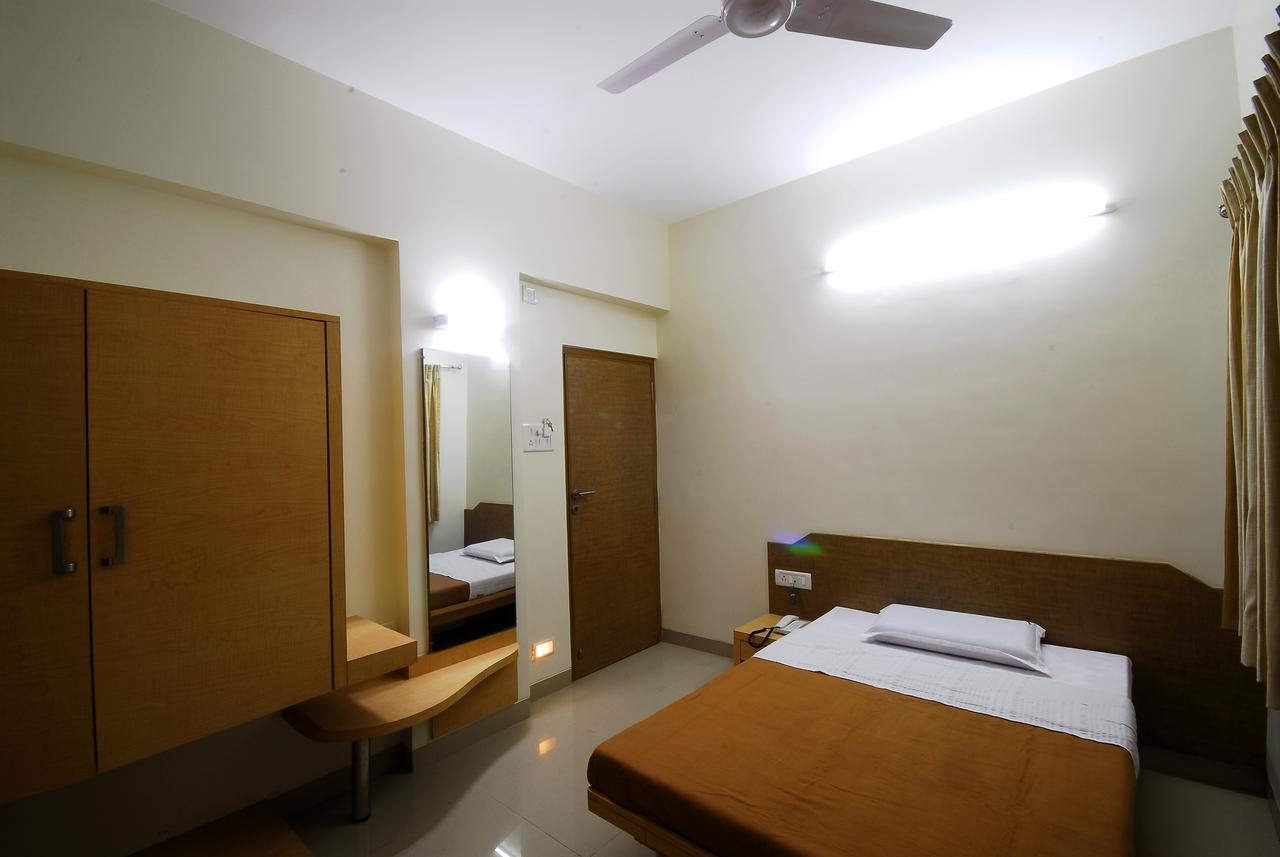 Hotel New Holiday Plaza Nashik Dış mekan fotoğraf