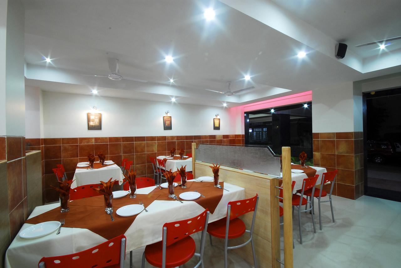 Hotel New Holiday Plaza Nashik Dış mekan fotoğraf