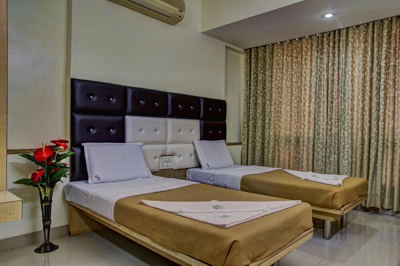 Hotel New Holiday Plaza Nashik Dış mekan fotoğraf